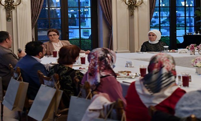 Emine Erdoğan, evde yaşlı ve engelli birey bakımı yapan ailelerle iftarda buluştu