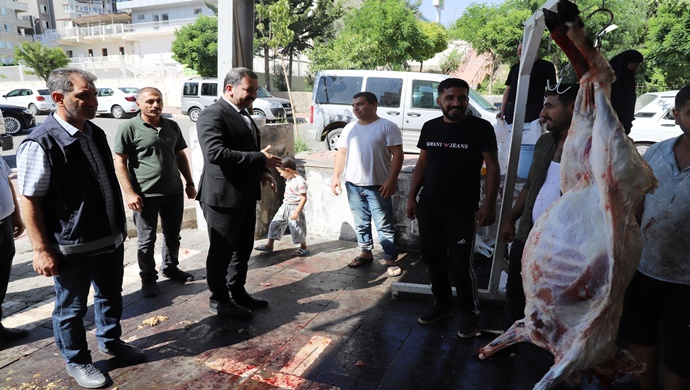 BAŞKAN BAYDİLLİ KURBAN KESİM YERLERİNİ GEZDİ, VATANDAŞLARLA BAYRAMLAŞTI