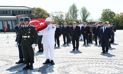 Le Président Erdoğan visite le cimetière d’Etat à Ankara