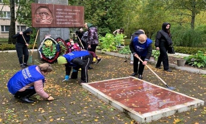 Единороссы привели в порядок памятные места в преддверии Дня освобождения Смоленщины