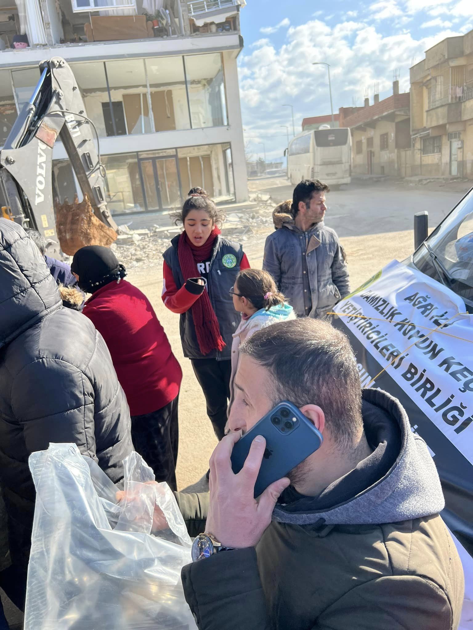 Bir 5 kişi, ayakta duran insanlar ve açık hava görseli olabilir