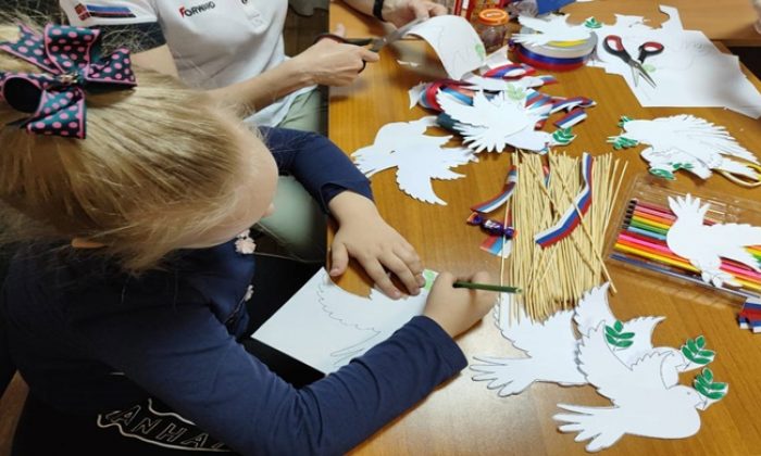 «Единая Россия» организовала мастер-класс «Голубь мира» для детей из многодетных семей