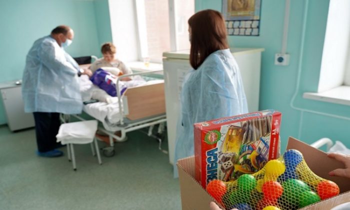 “Birleşik Rusya” Novosibirsk bölgesindeki çocuk kliniklerine “Cesaret Kutuları” bağışladı