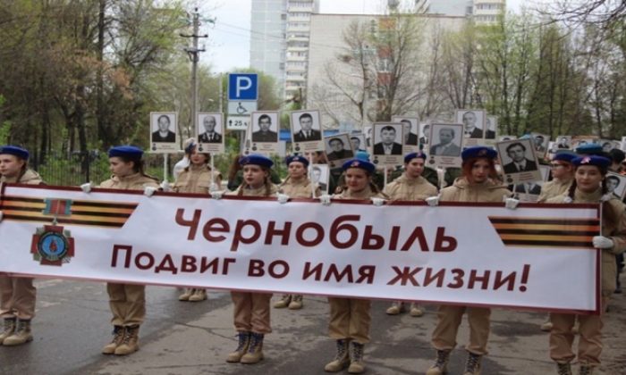 Ulyanovsk Birleşik Rusya üyeleri Çernobil nükleer santralindeki kazayı tasfiye edenlerin anısını onurlandırdı