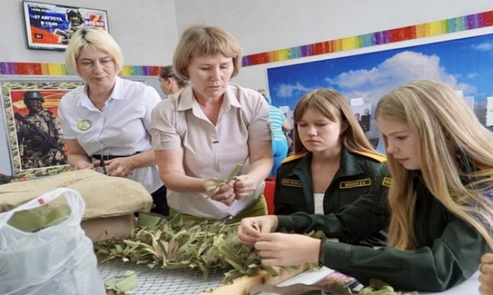 Irkutsk bölgesinde, Birleşik Rusya’nın desteğiyle Kuzey Askeri Bölge katılımcılarına yönelik arma dokuma konusunda ustalık sınıfı düzenlendi.