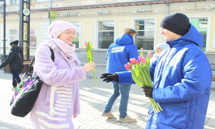 “Birleşik Rusya’nın Genç Muhafızları” 8 Mart’ta bölge sakinlerinin kadınlarını tebrik etti