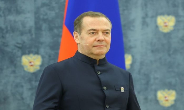 Dmitry Medvedev: Hayatımızı daha parlak ve mutlu hale getirme, içlerindeki sevgi ve uyumu koruma konusunda inanılmaz bir yeteneğe sahip olanlar kadınlardır