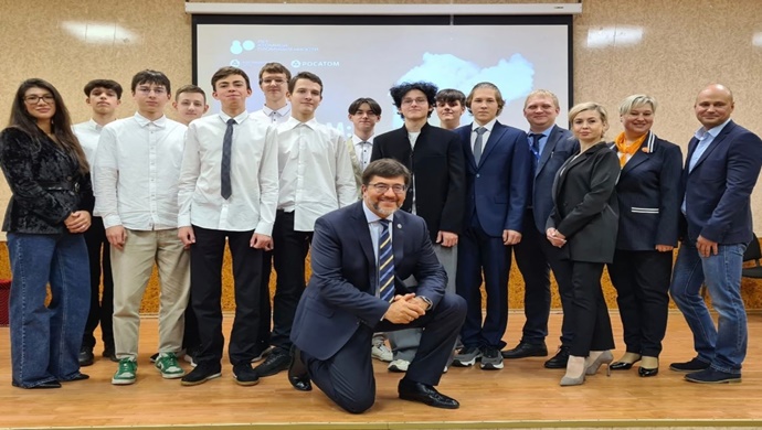 Murmansk bölgesinde Birleşik Rusya, Polyarnye Zori’deki lise öğrencileri için nükleer endüstri hakkında bir tartışma düzenledi.