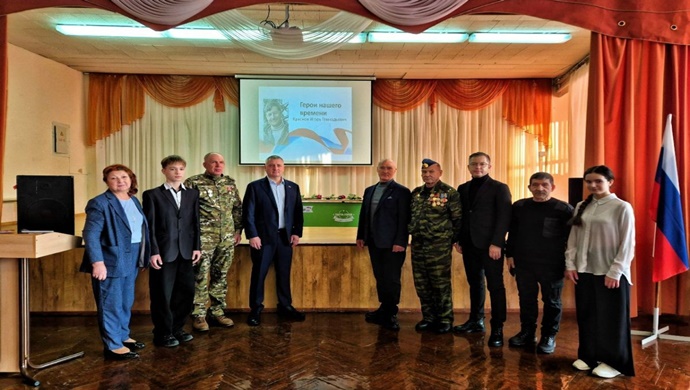 Tolyatti’de, Birleşik Rusya, SVO katılımcılarından birinin onuruna bir Kahraman Masası dikti